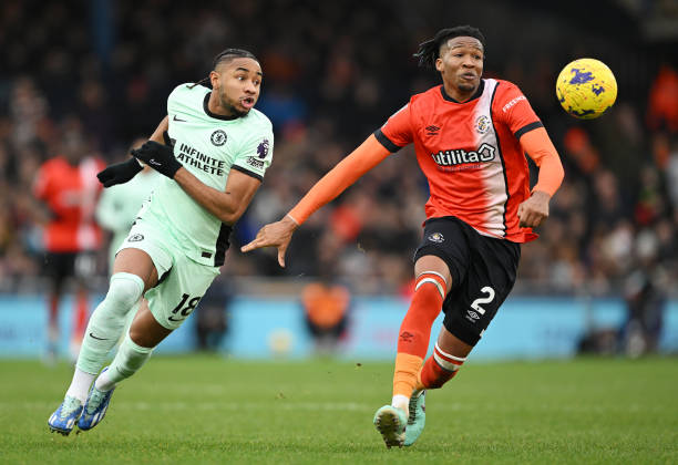 两者之间的 两者之间的